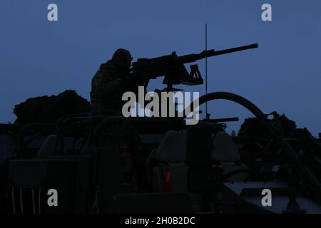La troupe de Cassino britannique du groupement tactique de présence avancée renforcée Pologne a silhoueté sur une plate-forme d'armes jackales lors d'un cours d'opérateur d'armes à plate-forme le 14 janvier 2021, dans la zone d'entraînement de Bemowo Piskie. Banque D'Images
