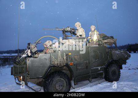 Les troupes de Cassino britanniques du groupement tactique de présence avancée renforcée Pologne se préparent à entrer dans le cours opérateur d'armes de plate-forme de l'aire de répartition sur une aire couverte de neige le 14 janvier 2021, dans la zone d'entraînement de Bemowo Piskie. Banque D'Images