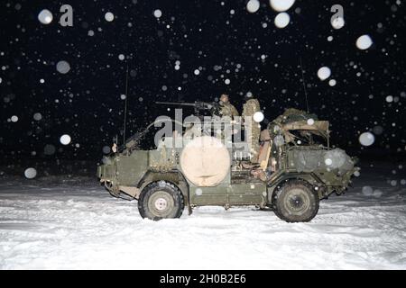 La neige tombe sur les troupes de Cassino britannique du groupement tactique de présence avancée renforcée Pologne alors qu'ils se préparent à conduire sur le champ de tir lors d'un cours opérateur d'armes à plate-forme le 14 janvier 2021, à la zone d'entraînement de Bemowo Piskie. Banque D'Images