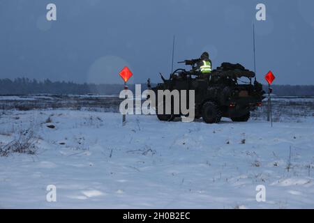 Les troupes de Cassino britanniques du groupement tactique de présence avancée renforcée Pologne se préparent à se rendre sur une aire de tir lors d'un cours d'opérateur d'armes à plate-forme sur une aire couverte de neige le 14 janvier 2021, dans la zone d'entraînement de Bemowo Piskie. Banque D'Images