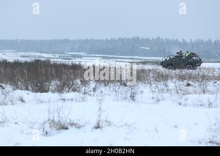Tracer a des mouches rondes de 0,50 cal. Tandis que les troupes de Cassino britanniques du groupe de combat de présence avancée amélioré Pologne ont tiré vers le bas de portée lors d'un cours opérateur d'armes à plate-forme sur une aire couverte de neige le 14 janvier 2021, dans la zone d'entraînement de Bemowo Piskie. Banque D'Images