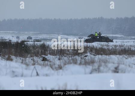 Les troupes de Cassino britanniques du groupement tactique de présence avancée renforcée Pologne organisent un cours d'opérateur d'armes à plate-forme sur une aire couverte de neige le 14 janvier 2021, dans la zone d'entraînement de Bemowo Piskie. Banque D'Images