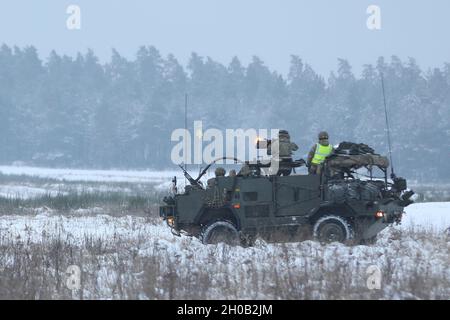 Un éclair de feu s'émet à partir de 0,50 cal. Alors que les troupes de Cassino britanniques du groupement tactique de présence avancée renforcée Pologne ont tiré sur des cibles lors d'un cours d'opérateur d'armes à plate-forme sur une aire enneigée le 14 janvier 2021, dans la zone d'entraînement de Bemowo Piskie. Banque D'Images