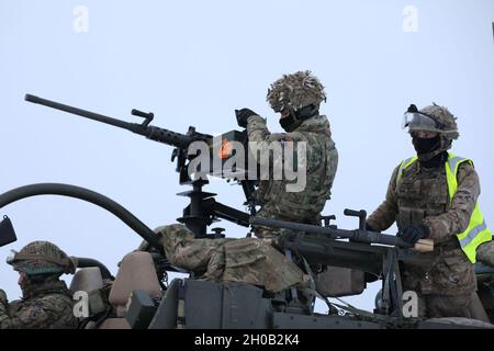 Les troupes de Cassino britanniques du groupement tactique de présence avancée renforcée Pologne se préparent à tirer au cours d'un cours d'opérateur d'armes à plate-forme sur une aire couverte de neige le 14 janvier 2021, dans la zone d'entraînement de Bemowo Piskie. Banque D'Images