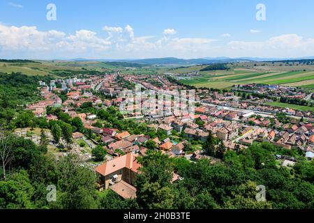 Vue depuis les murs en pierre de la Citadelle de Rupea (Cetatea Rupea) après rénovation vers une petite ville du comté de Brasov, dans la partie sud de Transyl Banque D'Images