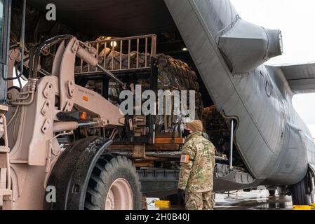 Des spécialistes du transport aérien du 182e Escadron de préparation logistique, de la Garde nationale aérienne de l’Illinois, chargent de l’équipement sur un Hercules C-130H à Peoria, dans l’Illinois, avant la mobilisation de la 333e compagnie de police militaire de la Garde nationale de l’Illinois à Washington, D.C., le 15 janvier 2021, à l’appui de la 59e inauguration présidentielle.Ils se sont joints à des milliers d'autres gardes nationaux de tout le pays pour renforcer la Garde nationale de D.C. en assurant la sécurité, les communications, la logistique et la coordination avec les organismes de soutien. Banque D'Images