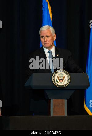 Le vice-président Mike Pence prononce des remarques au cours du service « célébration de la vie » de la Brigue à la retraite.Le général Chuck Yeager au Charleston Coliseum & Convention Center de Charleston, Virginie-Occidentale, 15 janvier 2021.Yeager était un pilote de vol et d'essai de la Force aérienne qui, en 1947, est devenu le premier dans l'histoire confirmé à avoir dépassé la vitesse du son en vol de niveau. Banque D'Images