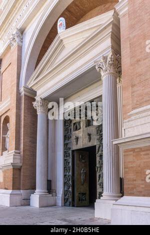 Façade Cathédrale San Settimio, Jesi, Marche, Italie, Europe Banque D'Images