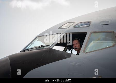 Le lieutenant-colonel Kelly Church, commandant du 203e Escadron de ravitaillement en vol, effectue une liste de contrôle avant le vol à l'intérieur d'un KC-135 Stratotanker le 15 janvier 2021, à la base conjointe Pearl-Harbour Hickam, à Hawaï.Environ 200 gardes de bord ont été transportés par avion de la Garde nationale aérienne d'Hawaï à Washington D.C. pour fournir un soutien aux missions de sécurité, de communication et de logistique pour la 59e inauguration présidentielle. Banque D'Images