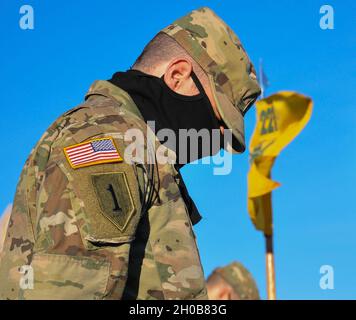 Des soldats du 221e Escadron de Cavalry font une pause pour un moment de prière avec l'aumônier du Maj. Troy Deandrea à l'arsenal du comté de Clark, le 14 janvier 2021 à Las Vegas, Nevada.Plus de 200 soldats de la Garde du Nevada se déploieront à Washington, D.C., pour aider les forces de l'ordre fédérales à l'inauguration présidentielle du 20 janvier. Banque D'Images