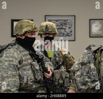 Des soldats du 221e Escadron de cavalerie attendent leur vol de déploiement à la base aérienne de Nellis, le 15 janvier 2021 à Las Vegas, Nevada.Plus de 200 soldats de la Garde du Nevada se déploieront à Washington, D.C., pour aider les forces de l'ordre fédérales à l'inauguration présidentielle du 20 janvier. Banque D'Images