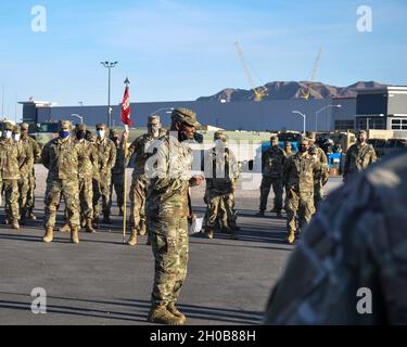 Le major général Ondra Berry parle avec des soldats du 221e Escadron de Cavalry au Clark County Armory, le 14 janvier 2021 à Las Vegas, Nevada.Plus de 200 soldats de la Garde du Nevada se déploieront à Washington, D.C., pour aider les forces de l'ordre fédérales à l'inauguration présidentielle du 20 janvier. Banque D'Images