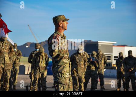 L'aumônier, le Maj Troy Deandrea, prie des soldats du 221e Escadron de Cavalry à l'arsenal du comté de Clark, le 14 janvier 2021 à Las Vegas, Nevada.Plus de 200 soldats de la Garde du Nevada se déploieront à Washington, D.C., pour aider les forces de l'ordre fédérales à l'inauguration présidentielle du 20 janvier. Banque D'Images