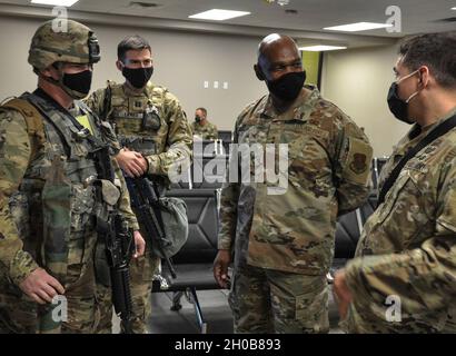 Le major général Ondra Berry parle avec des soldats du 221e Escadron de Cavalry à la base aérienne de Nellis, le 15 janvier 2021 à Las Vegas, Nevada.Plus de 200 soldats de la Garde du Nevada se déploieront à Washington, D.C., pour aider les forces de l'ordre fédérales à l'inauguration présidentielle du 20 janvier. Banque D'Images