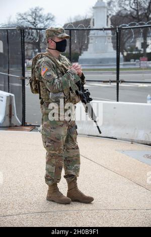 Un soldat de l’armée américaine affecté à la batterie Alpha de la Garde nationale de Virginie, 1er Bataillon, 111e Régiment d’artillerie de campagne, 116e Brigade d’infanterie l’équipe de combat tient la garde le 16 janvier 2021, à Washington,Des soldats et des aviateurs de la Garde nationale de D.C. de plusieurs États se sont rendus à Washington pour apporter leur soutien aux autorités fédérales et de district jusqu'à la 59e inauguration présidentielle. Banque D'Images