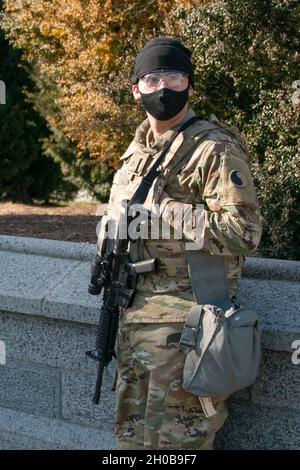 Soldats de l’armée américaine affectés à la Virginia National Guard’s Bravo Company, 429e Bataillon de soutien de brigade, 116e Brigade d’infanterie combat Team Garde debout le 16 janvier 2021, à Washington,Des soldats et des aviateurs de la Garde nationale de D.C. de plusieurs États se sont rendus à Washington pour apporter leur soutien aux autorités fédérales et de district jusqu'à la 59e inauguration présidentielle. Banque D'Images