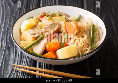 Délicieuse cuisine japonaise maison viande Nikujaga et pommes de terre ragoût dans un bol sur la table en bois.Horizontale Banque D'Images