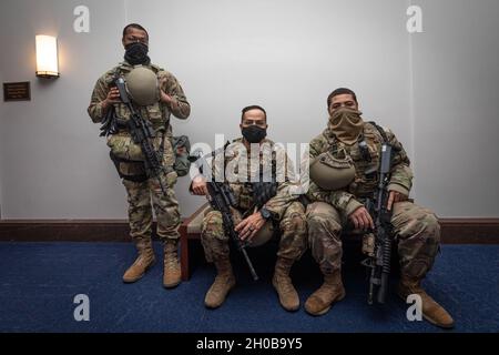 Airman Tysheem Taylor, Senior Airman de la Force aérienne des États-Unis, à gauche, Allen Rafael, Senior Airman, et William Gundy, de la 1re classe Airman, tous avec le 192e Escadron des forces de sécurité, la Garde nationale de Virginie, font une pause dans le froid, à l'intérieur du centre des visiteurs au Capitole des États-Unis à Washington, D.C., le 16 janvier 2021.Des soldats de la Garde nationale et des aviateurs de plusieurs États se sont rendus à Washington pour apporter leur soutien aux autorités fédérales et de district jusqu'à la 59ème inauguration présidentielle. Banque D'Images