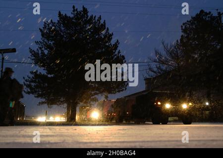 Les véhicules de la Garde nationale de l'Ohio sont inactifs au point de départ de leur convoi avant l'aube le 16 janvier 2021, à la base de la Garde nationale de Rickenbacker Air à Columbus, Ohio, en préparation pour se rendre dans la région de Washington D.C., afin d'assurer la sécurité et d'autres formes de soutien dans les jours entourant l'inauguration présidentielle américaine.Les actifs déployés dans la région de la capitale nationale comprenaient la Ohio Homeland Response Force, avec des éléments qui se spécialisent dans les capacités de sauvetage, la décontamination, les services médicaux d'urgence, la sécurité et le commandement et le contrôle du groupe de travail lors d'incidents à grande échelle. Banque D'Images