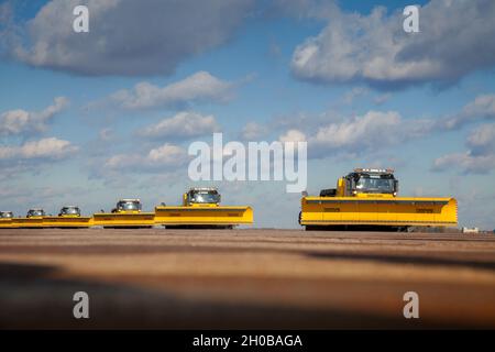 Kiev, Ukraine - 29 octobre 2019 : enlèvement de la neige DE BOSCHUNG JETBROOM 9600.Système de nettoyage de camion-benne multifonctionnel pour les aéroports et les autoroutes.Machines utilitaires - un camion avec une grande lame et un godet Banque D'Images