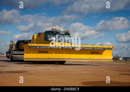 Kiev, Ukraine - 29 octobre 2019 : enlèvement de la neige DE BOSCHUNG JETBROOM 9600.Système de nettoyage de camion-benne multifonctionnel pour les aéroports et les autoroutes.Machines utilitaires - un camion avec une grande lame et un godet Banque D'Images