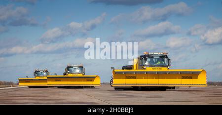 Kiev, Ukraine - 29 octobre 2019 : enlèvement de la neige DE BOSCHUNG JETBROOM 9600.Système de nettoyage de camion-benne multifonctionnel pour les aéroports et les autoroutes.Machines utilitaires - un camion avec une grande lame et un godet Banque D'Images