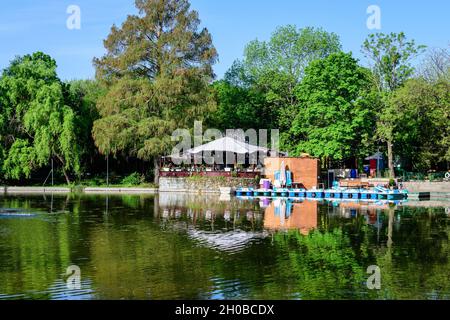 Paysage vert vif avec de vieux grands tilleuls et de petits bateaux près du lac dans le jardin de Cismigiu (Gradina Cismigiu), un parc public dans la ville cente Banque D'Images