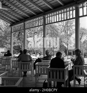 Männer und Frauen sitzen auf einer Tischen une Außengastronomie en terrasse im Schwarzwald Freudenstadt, Deutschland 1930 er Jahre. Les hommes et les femmes assis sur les tables d'une gastronomie plein air sur une terrasse à Freudenstadt en Forêt Noire, Allemagne 1930. Banque D'Images