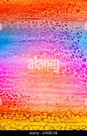 Peinture acrylique abstraite colorée en rouge, jaune et violet. Cellules à écoulement libre. Verser. Banque D'Images