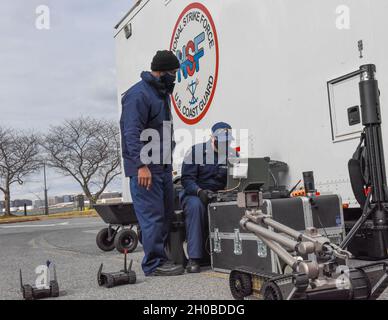 Officier de première classe Weldon James et maître de 1re classe Josh Marks, techniciens d'intervention de l'équipe de grève de l'Atlantique de la Force de grève nationale de la Garde côtière située à fort dix, N.J., pratiquent l'exploitation d'un robot militaire iRobot avant l'inauguration présidentielle de 2021 à la base conjointe Anasoctia-Bolling, Washington,18 janvier 2021.Le 24 septembre 2018, le ministère de la sécurité intérieure a désigné l'inauguration présidentielle comme un événement spécial récurrent sur la sécurité nationale.Les événements peuvent être désignés comme des ESN lorsqu'ils garantissent la protection complète, la gestion des incidents et la lutte contre le terrorisme c Banque D'Images