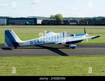 Scheibe SF-25C Falke (G-LAPL) à l'aérodrome de Wellesbourne, Warwickshire, Royaume-Uni Banque D'Images