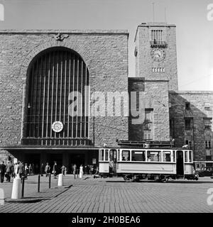 Straßenbahn der Linie 3 vor dem Hauptbahnhof de Stuttgart, Deutschand er Jahre 1930. La ligne de tram no. 3 en face de la gare principale de Stuttgart, Allemagne 1930. Banque D'Images