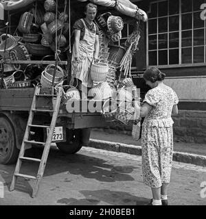 Eine Korbhändlerin verkauft ihre Ware von der Pritsche votre Lieferwagens à Cannstatt, Deutschland 1930er Jahre. Un panier vendeur de vendre ses marchandises directement de sa camionnette pour les clients à Cannstatt, Allemagne 1930. Banque D'Images