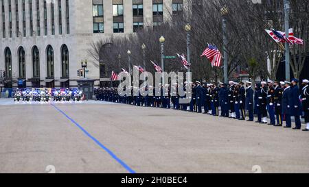 Des escortes des forces de l'ordre longent la Maison Blanche le long de Pennsylvania Avenue pour soutenir une 59e répétition de l'inauguration présidentielle à Washington, D.C., le 18 janvier 2021.Les militaires de toutes les branches des forces armées des États-Unis, y compris les composantes de la Réserve et de la Garde nationale, ont fourni un soutien cérémonial pendant la période inaugurale. Banque D'Images