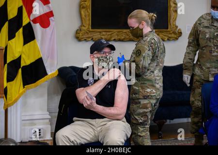 SPC.Alexis Ruth, spécialiste en médecine du détachement médical de la Garde nationale du Maryland, administre le vaccin COVID-19 initial à Gov.Larry Hogan le 18 janvier 2021, à la maison d'État du Maryland, à Annapolis, au Maryland. Des membres du MDNG Medical Detachment et du 224e Medical Company Area support ont administré les vaccins à Hogan, au lieutenant Gov.Boyd K. Rutherford, leurs épouses, et le Dr Jinlene Chan, secrétaire adjointe à la Santé du Maryland.Les soldats et les aviateurs du MDNG appuient l'initiative de vaccination COVID-19 de Hogan par des équipes mobiles de soutien à la vaccination, qui fournissent un soutien médical et logistique à Th Banque D'Images