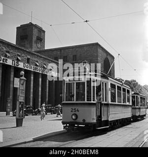 Straßenbahn der Linie 5 Richtung Zuffenhausen am Hauptbahnhof à Stuttgart, Deutschland 1930er Jahre. La ligne de tram no. 5 avec direction à Zuffenhausen en face de la gare principale de Stuttgart, Allemagne 1930. Banque D'Images