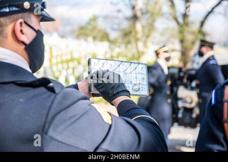 Les soldats affectés à la batterie de Salute présidentielle, 1er Bataillon, 3d US Infantry Regiment (la vieille garde) conduisent la répétition de la 59ème inauguration présidentielle sur le cimetière national d'Arlington, en Virginie, le 18 janvier 2021.Environ 2,000 militaires de toutes les branches des forces armées des États-Unis, y compris les composantes de la Réserve et de la Garde nationale, ont fourni un soutien cérémonial pendant la période inaugurale. Banque D'Images