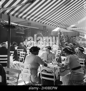 Menschen in einem Cafe à Stuttgart, Deutschland 1930er Jahre. Les gens à la terrasse d'un café à Stuttgart, Allemagne 1930. Banque D'Images