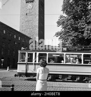 Passanten und die Straßenbahn der Linie 20 vor dem Hauptbahnhof de Stuttgart, Deutschland 1930er Jahre. Passants et d'un tram de la ligne 20 en face de la gare principale de Stuttgart, Allemagne 1930. Banque D'Images