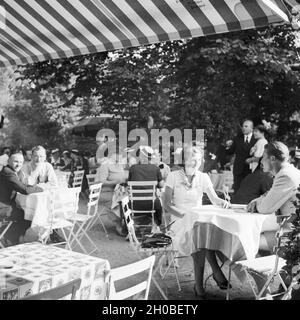 Menschen in einem Cafe à Stuttgart, Deutschland 1930er Jahre. Les gens à la terrasse d'un café à Stuttgart, Allemagne 1930. Banque D'Images