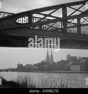 Der Dom zu Regensburg unter einer Donaubrücke gesehen, Deutschland 1930 er Jahre. La cathédrale de Regensburg vu de sous un pont sur le fleuve Danube, l'Allemagne des années 1930. Banque D'Images