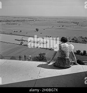 Eine Frau sitzt auf den centre Niveaux proposés der bei Walhalla Donaustauf und schaut ins Donautal, Deutschland 1930 er Jahre. Une femme assise sur les marches du mémorial Walhalla Donaustauf près et regarder à la vallée du Danube, l'Allemagne des années 1930. Banque D'Images