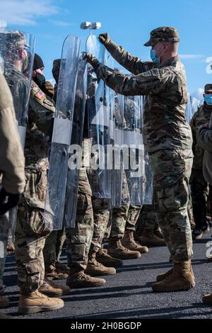 Sergent de l'armée américaineChase Bode, de la 816e compagnie de police militaire de la Garde nationale du Dakota du Nord, offre une formation sur les troubles civils aux soldats de la Garde nationale du Kansas à FedEx Field à Landover, Maryland, le 18 janvier 2021.Plus de 25,000 soldats et aviateurs de la Garde nationale de tout le pays se sont rendus à Washington pour apporter leur soutien aux autorités fédérales et de district jusqu'à la 59ème inauguration présidentielle. Banque D'Images