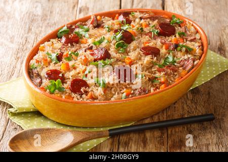 L'authentique riz au canard Arroz de pato est une recette traditionnelle du Portugal cuisinée avec du vin rouge, de l'oignon, de la carotte et du chorizo dans le plat de cuisson Banque D'Images