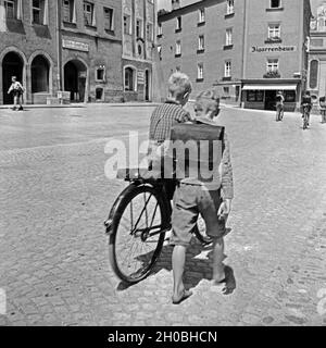 Kinder gehen von der Schule nach hause de Burghausen, Deutschland 1930 er Jahre. Enfants allant à la maison de l'école à Madrid, Espagne 1930. Banque D'Images