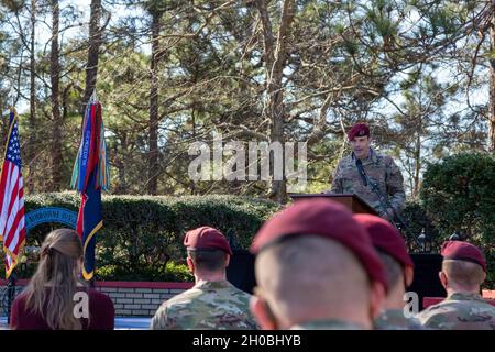 Le général de division Christopher Donahue, 82e commandant général de la division aéroportée, parle lors de la 82e cérémonie de bénévolat de la division aéroportée du quartier à fort Bragg, N.C., le 19 janvier 2021.Cette cérémonie a reconnu six candidats différents de la 82e Division aéroportée pour leur service volontaire à l'appui des parachutistes et de leurs familles. Banque D'Images