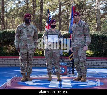 (Deuxième en partant de la droite) PFC.Andra Mobley, 82e Brigade de soutien de la Division aéroportée, a été reconnue comme 82e volontaire de la Division aéroportée du quartier par le Sgt de commandement (à l'extrême gauche).Major David Pitt, et (tout à droite) Major général Christopher Donahue, l'ABN 82.Commandant du Dive sergent major et commandant général, respectivement, sur le fort Bragg, N.C., janvier 19,2021. Cette cérémonie a reconnu six candidats différents de la 82e Division aéroportée pour leur service volontaire à l'appui des parachutistes et de leurs familles. Banque D'Images