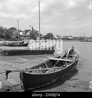 Fischerboote am Strand von Rositten Preußisch Eylau dans im Kreis Ostpreußen, Deutschland 1930er Jahre. Bateaux de pêcheurs sur la berge à Rositten Preussisch Eylau au district dans l'Est de la Prusse, l'Allemagne des années 1930. Banque D'Images