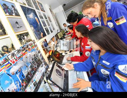 01 octobre 2021, Saxe, Leipzig: Cosma, étudiante de 14 ans (2e de droite) apprend à propos des logiciels d'ingénierie de l'étudiante mexicaine en aérospatiale Daniela (à droite) de l'Université aéronautique de Querétaro à l'école Jesco von Puttkamer.Les étudiants de l'échange passeront trois mois à l'Institut international d'éducation spatiale, prenant part à des ateliers quotidiens sur des sujets allant des voyages dans l'espace, en travaillant avec des logiciels d'ingénierie et en étudiant et en orientation professionnelle dans l'ingénierie.En même temps, ils aident à préparer l'équipe de Leipzig, qui comprend Cosma, pour l'année prochaine NASA Human Expl Banque D'Images