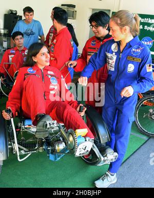 01 octobre 2021, Saxe, Leipzig: À l'école Jesco von Puttkamer de Leipzig, Cosma (r), 14 ans, de Leipzig, et des étudiants en aérospatiale des universités de l'UNAQ et TEC Monterrey Curnavaca Mexico discutent d'une nouvelle conception avec entraînement à courroie en fibre de carbone pour une poussette lunaire.Les étudiants de l'échange passent trois mois à l'Institut international d'éducation spatiale qui participent à des ateliers quotidiens sur des sujets allant des voyages dans l'espace, du travail avec des logiciels d'ingénierie et de l'étude et de l'orientation professionnelle en ingénierie.En même temps, ils participent à la préparation de l'équipe de Leipzig, dont Banque D'Images